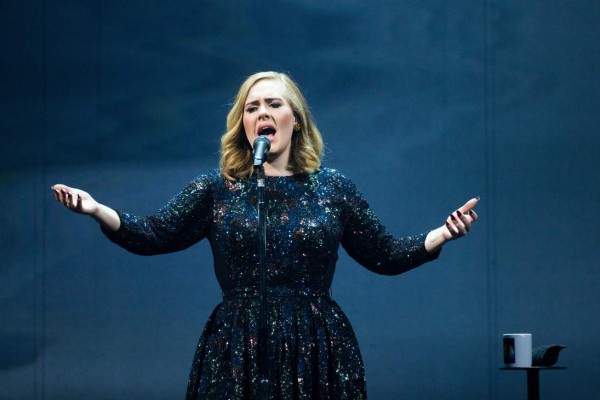 Adele ofrece su vientre a pareja gay
