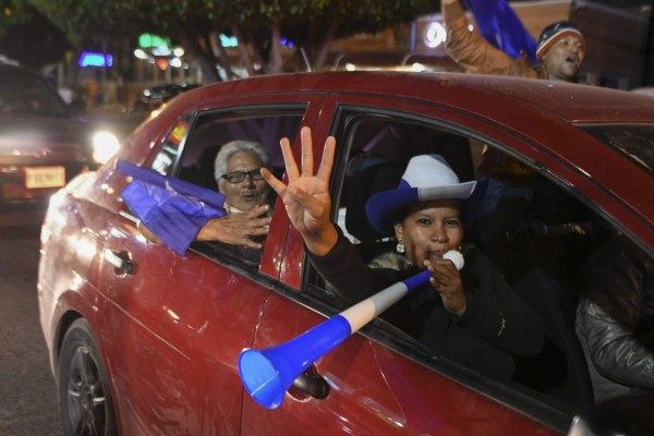 Supporters of Honduran President and presidential candidate Juan Orlando Hernandez demonstrate in Tegucigalpa, on November 27, 2017. Hondurans waited Monday to learn who would be their next president after both leftist TV host-turned-politician Salvador Nasralla and the incumbent Juan Orlando Hernandez claimed victory -- and as the ballot count dragged on. / AFP PHOTO / ORLANDO SIERRA