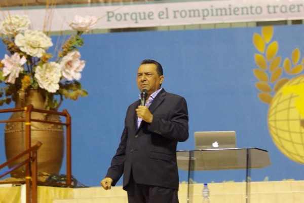 Pastor Misael Argeñal sale del país por recaída de salud