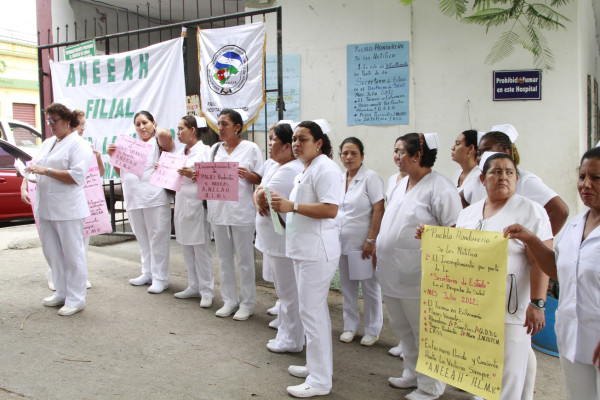 Enfermeras exigen derechos con plantón