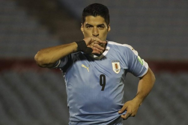 Uruguay's Luis Suarez celebrates after scoring a penalty against Chile during their 2022 FIFA World Cup South American qualifier football match at the Centenario Stadium in Montevideo on October 8, 2020, amid the COVID-19 novel coronavirus pandemic. (Photo by Raul MARTINEZ / POOL / AFP)