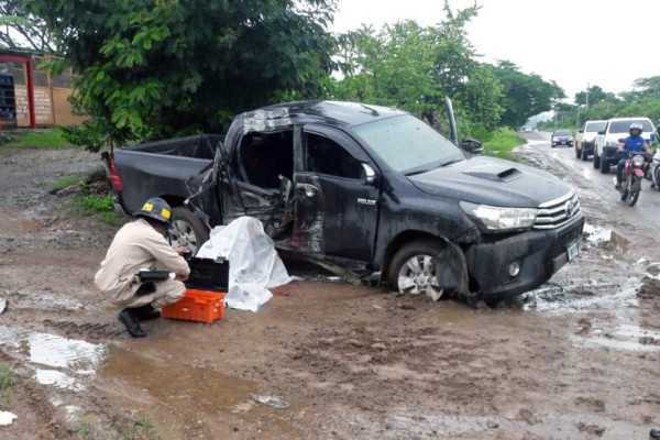 Por esquivar un hoyo, volcamiento deja un muerto y tres heridos en Olancho