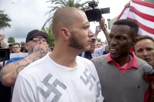 Afroamericano abraza a un hombre nazi en medio de protestas