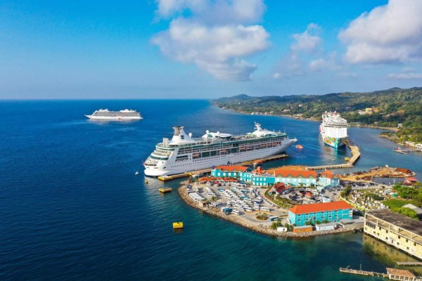 Llegan tres cruceros con 12 mil turistas a Roatán