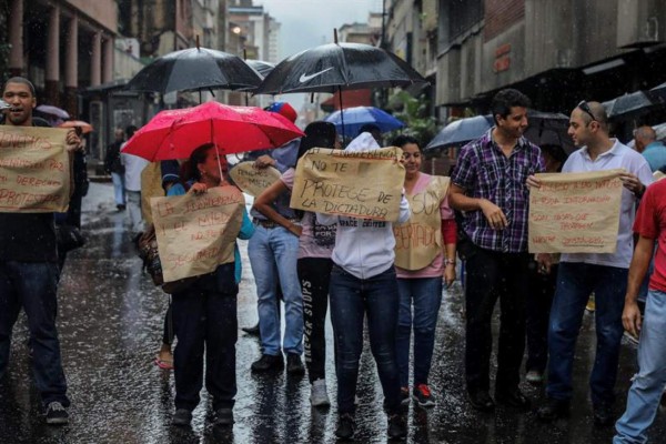 Venezolanos cortan calles en protesta contra Maduro
