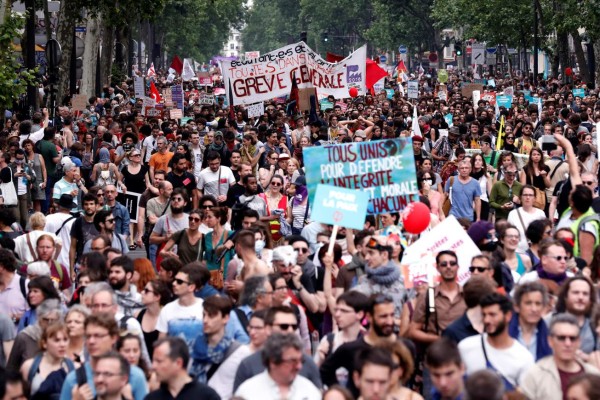 ﻿Miles protestan en Francia contra la política liberal de Macron