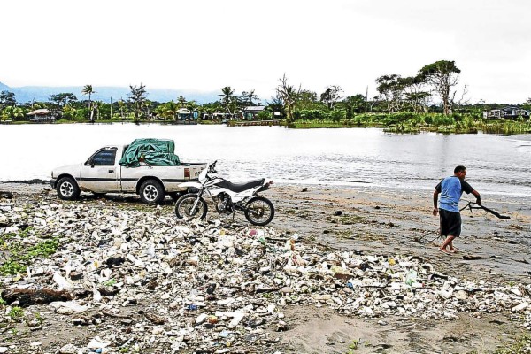 Fiscalía y Serna inspeccionarán playas de Omoa contaminadas con desechos