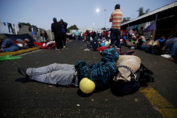 México permite ingreso de migrantes hondureños que permanecían en puente fronterizo