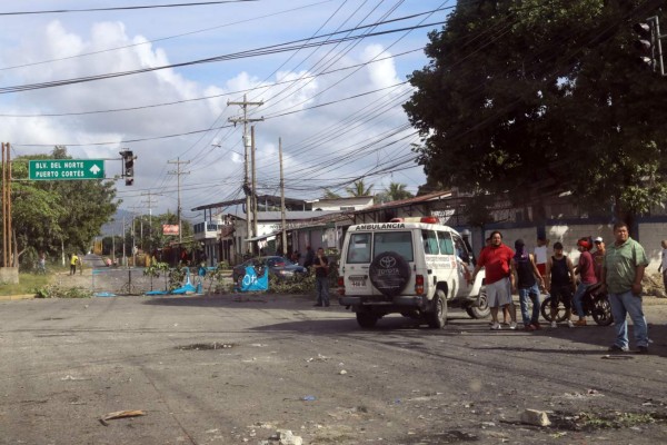 Bloqueos en vías del Valle de Sula impiden a miles llegar a sus trabajos