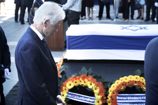 Bill Clinton rinde honores ante el féretro de Shimon Peres