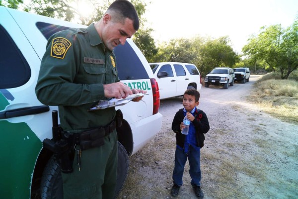 Foto de niño hondureño que cruza la frontera de EUA, rompe el corazón