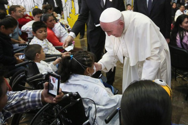 'La cariñoterapia” del Papa en el hospital 'Federico Gómez” de México