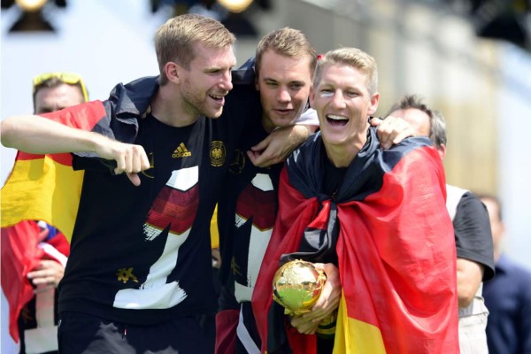 Miles de alemanes celebran la llegada de la Copa del Mundo