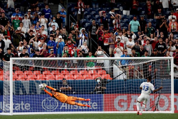 DENVER, COLORADO - JUNE 03: Goalie Guillermo Ochoa #13 of Mexico saves a shot goal by Allan Cruz #13 of Costa Rica to win on penalty kicks during Game 2 of the Semifinals of the CONCACAF Nations League Finals of at Empower Field At Mile High on June 03, 2021 in Denver, Colorado. Matthew Stockman/Getty Images/AFP (Photo by MATTHEW STOCKMAN / GETTY IMAGES NORTH AMERICA / Getty Images via AFP)