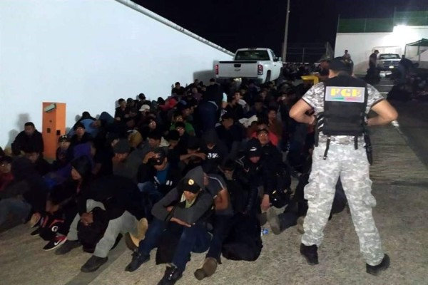 Rescatan a migrantes hondureños que eran llevados en camiones en Chiapas