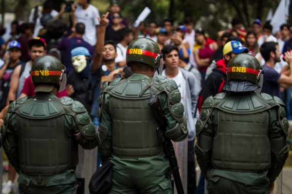 Opositores marchan en Venezuela en recuerdo a los fallecidos hace un año
