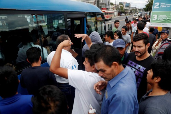 Migrantes guatemaltecos vuelven de EEUU con quejas de maltrato en albergues