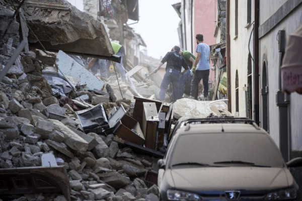 Suman 120 personas muertas tras devastador sismo en Italia