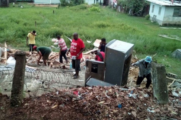 Muro de escuela cae sobre una vivienda y la destruye en La Ceiba