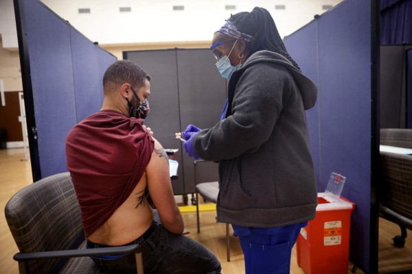 Guardia Nacional reemplazará a trabajadores de salud que rechazan vacunarse