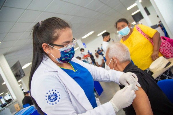 Bukele anuncia llegada de 90,000 dosis de AstraZeneca a El Salvador