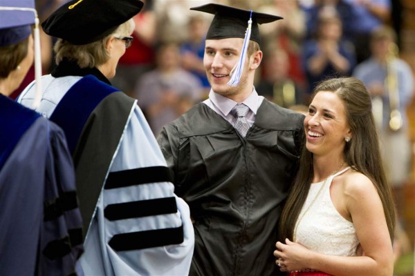 Hasta las lágrimas: joven vuelve a caminar en su graduación