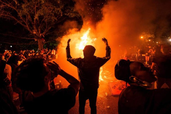 Con incendios frente a la Casa Blanca, manifestantes desafían el toque de queda