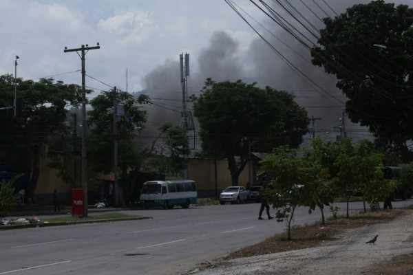 Reportan humo negro saliendo del Centro Penal Sampedrano