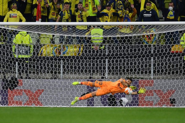 Villarreal's Argentine goalkeeper Geronimo Rulli deflects a shot by Manchester United's Spanish goalkeeper David de Gea in the penalty shoot-out during the UEFA Europa League final football match between Villarreal CF and Manchester United at the Gdansk Stadium in Gdansk on May 26, 2021. (Photo by Adam Warzawa / POOL / AFP)