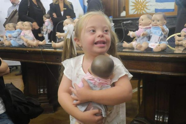 Presentan el primer muñeco bebé con rasgos de síndrome de Down en Argentina