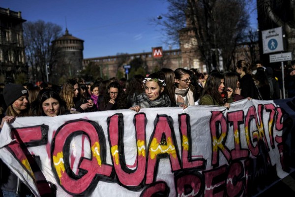 Young women take part in the Women March against Violence as part of International Women's day, on March 8, 2018 in Milan. / AFP PHOTO / MARCO BERTORELLO