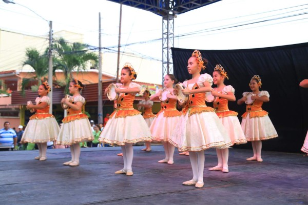 Bailarines muestran su talento y arte