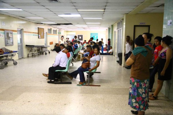 Médicos en servicio social abandonan las emergencias a nivel nacional