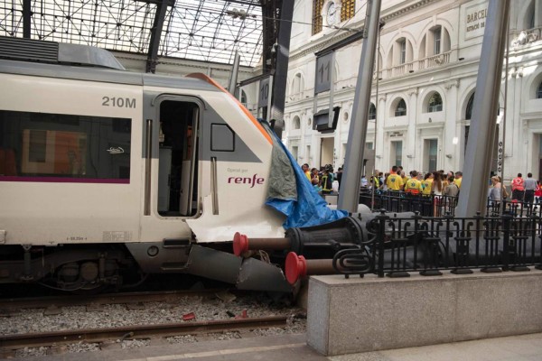 Accidente de un tren en Barcelona deja 56 heridos, uno grave