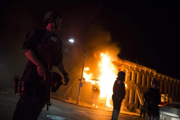 Baltimore declara toque de queda por saqueos y caos