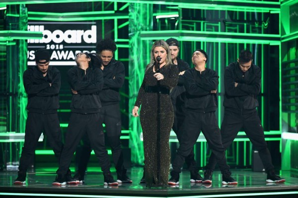 Kelly Clarkson pide acción ante tiroteos en EEUU en los Billboard Music Awards