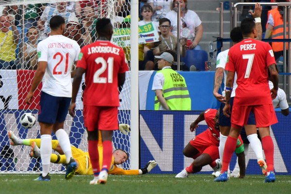 Panama's defender Felipe Baloy (lower R) scores a goal during the Russia 2018 World Cup Group G football match between England and Panama at the Nizhny Novgorod Stadium in Nizhny Novgorod on June 24, 2018. / AFP PHOTO / Dimitar DILKOFF / RESTRICTED TO EDITORIAL USE - NO MOBILE PUSH ALERTS/DOWNLOADS