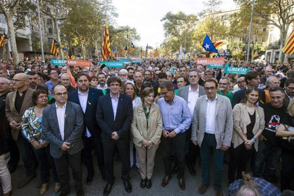 Autoridades y miles de catalanes se manifiestan contra el Gobierno español