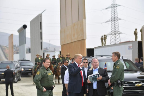 Trump presume de financiación para iniciar la construcción del muro con México