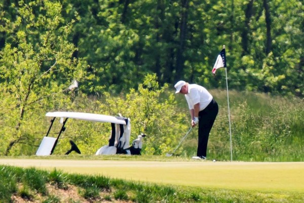 Trump abre jugando golf fin de semana largo en el que EEUU avanza en reapertura