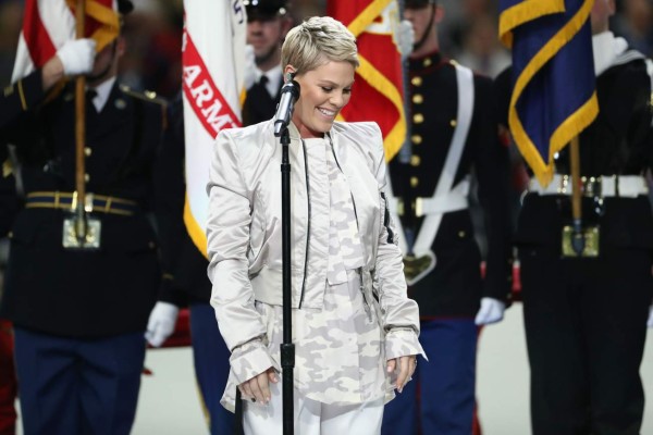 MINNEAPOLIS, MN - FEBRUARY 04: Pink sings the national anthem prior to Super Bowl LII between the New England Patriots and the Philadelphia Eagles at U.S. Bank Stadium on February 4, 2018 in Minneapolis, Minnesota. Elsa/Getty Images/AFP== FOR NEWSPAPERS, INTERNET, TELCOS & TELEVISION USE ONLY ==