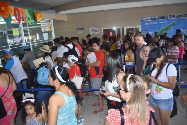 Salvadoreños abarrotan el litoral de Honduras