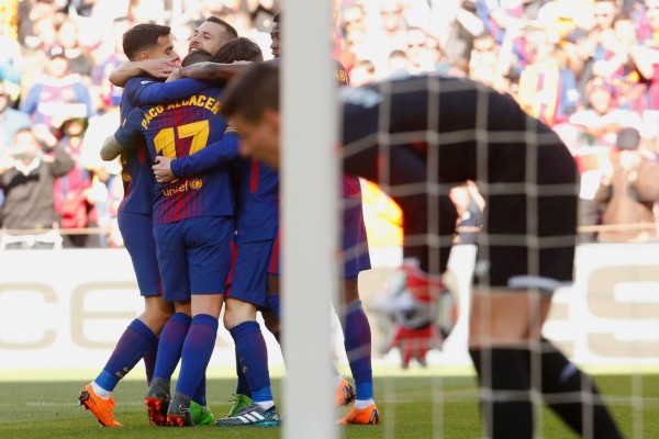 Barcelona's Spanish forward Paco Alcacer (C) celebrates with teammates after scoring during the Spanish League football match between FC Barcelona and Athletic Club Bilbao at the Camp Nou stadium in Barcelona on March 18, 2018. / AFP PHOTO / Pau Barrena