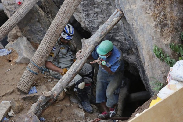Cancelan de manera indefinida rescate de 8 mineros hondureños