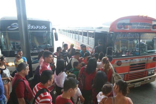 Masivo movimiento en la gran terminal de buses de San Pedro Sula  