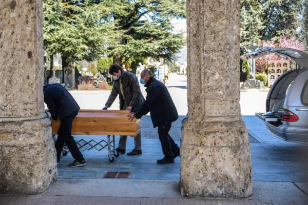 'No tocar, no besar', funerales virtuales ante el coronavirus