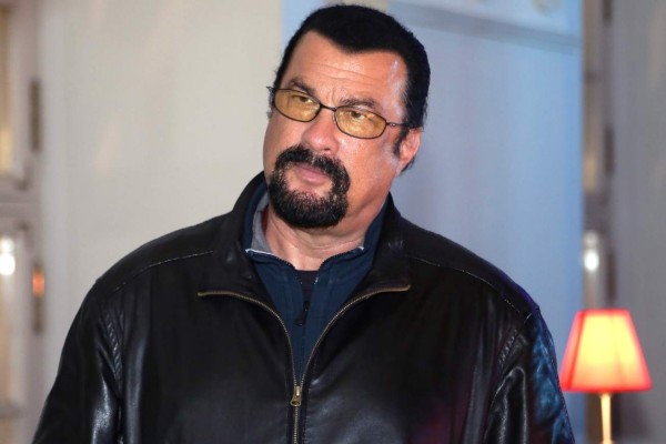 Festival estonio veta a Steven Seagal