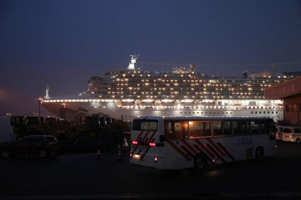 Cuarenta estadounidenses contagiados con coronavirus en crucero en Japón