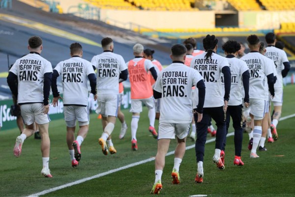 Leeds United players wear T-shirts with slogans against a proposed new European Super League during the warm up for the English Premier League football match between Leeds United and Liverpool at Elland Road in Leeds, northern England on April 19, 2021. (Photo by Clive Brunskill / POOL / AFP) / RESTRICTED TO EDITORIAL USE. No use with unauthorized audio, video, data, fixture lists, club/league logos or 'live' services. Online in-match use limited to 120 images. An additional 40 images may be used in extra time. No video emulation. Social media in-match use limited to 120 images. An additional 40 images may be used in extra time. No use in betting publications, games or single club/league/player publications. /