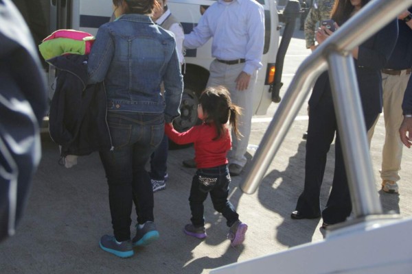 Llegan a Palmerola 14 madres y 19 niños deportados de EUA
